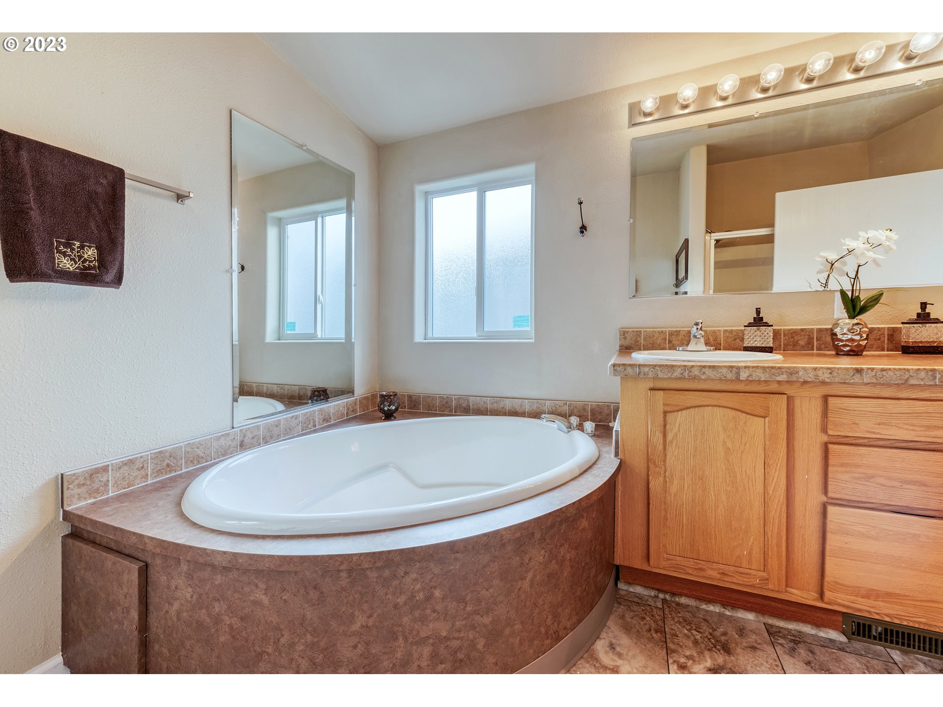 2601 Maia Loop Springfield, OR 97477 - Photo 18 of 29 a bathroom with a sink a mirror and a bathtub