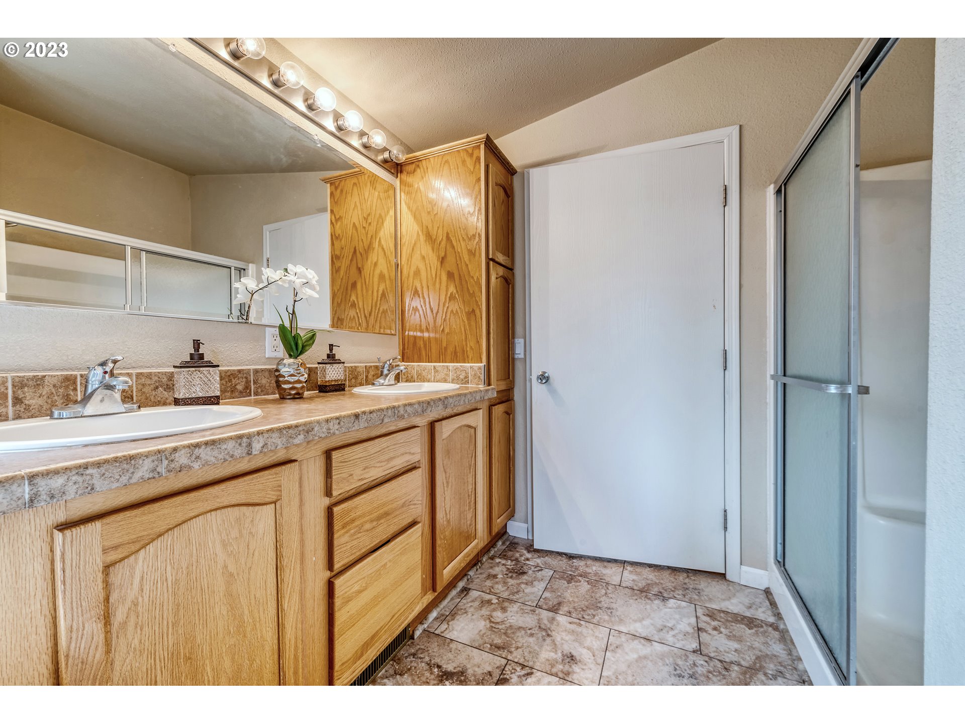 2601 Maia Loop Springfield, OR 97477 - Photo 19 of 29 a bathroom with a sink and a mirror