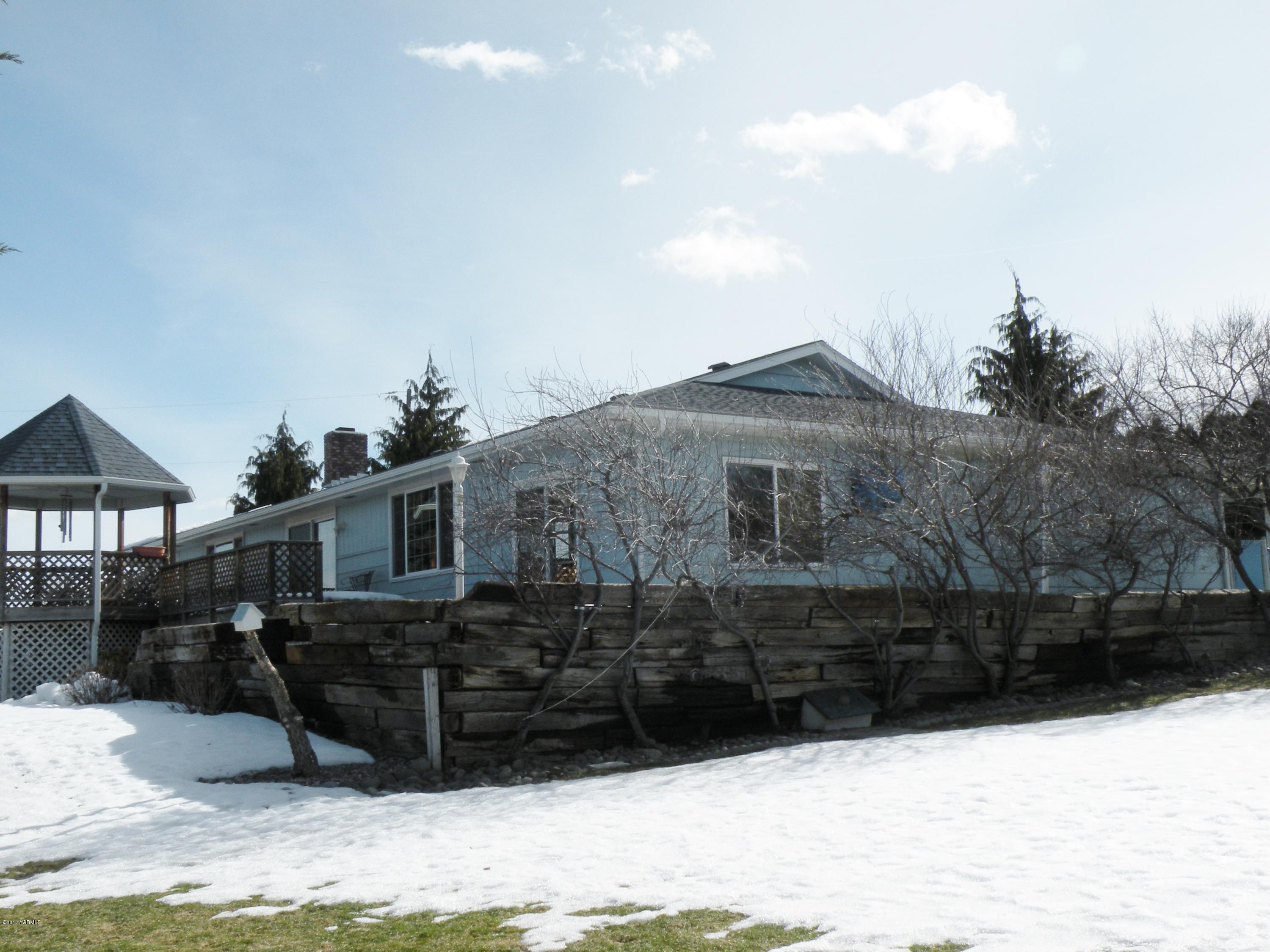 711 Meadowbrook Road Yakima, WA 98903 - Photo 1 of 22 a front view of a house
