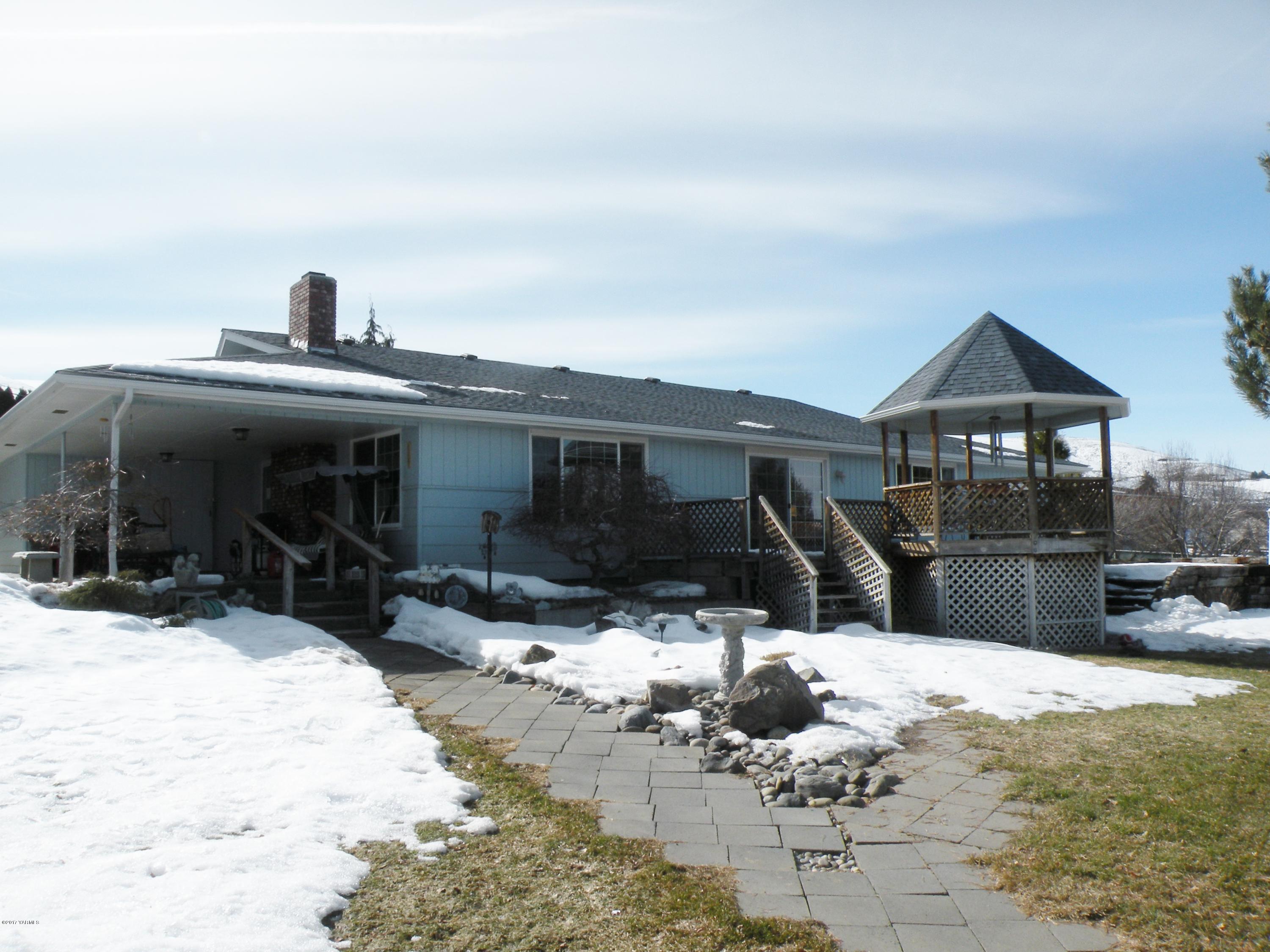 711 Meadowbrook Road Yakima, WA 98903 - Photo 2 of 22 a front view of a house with a yard covered in snow