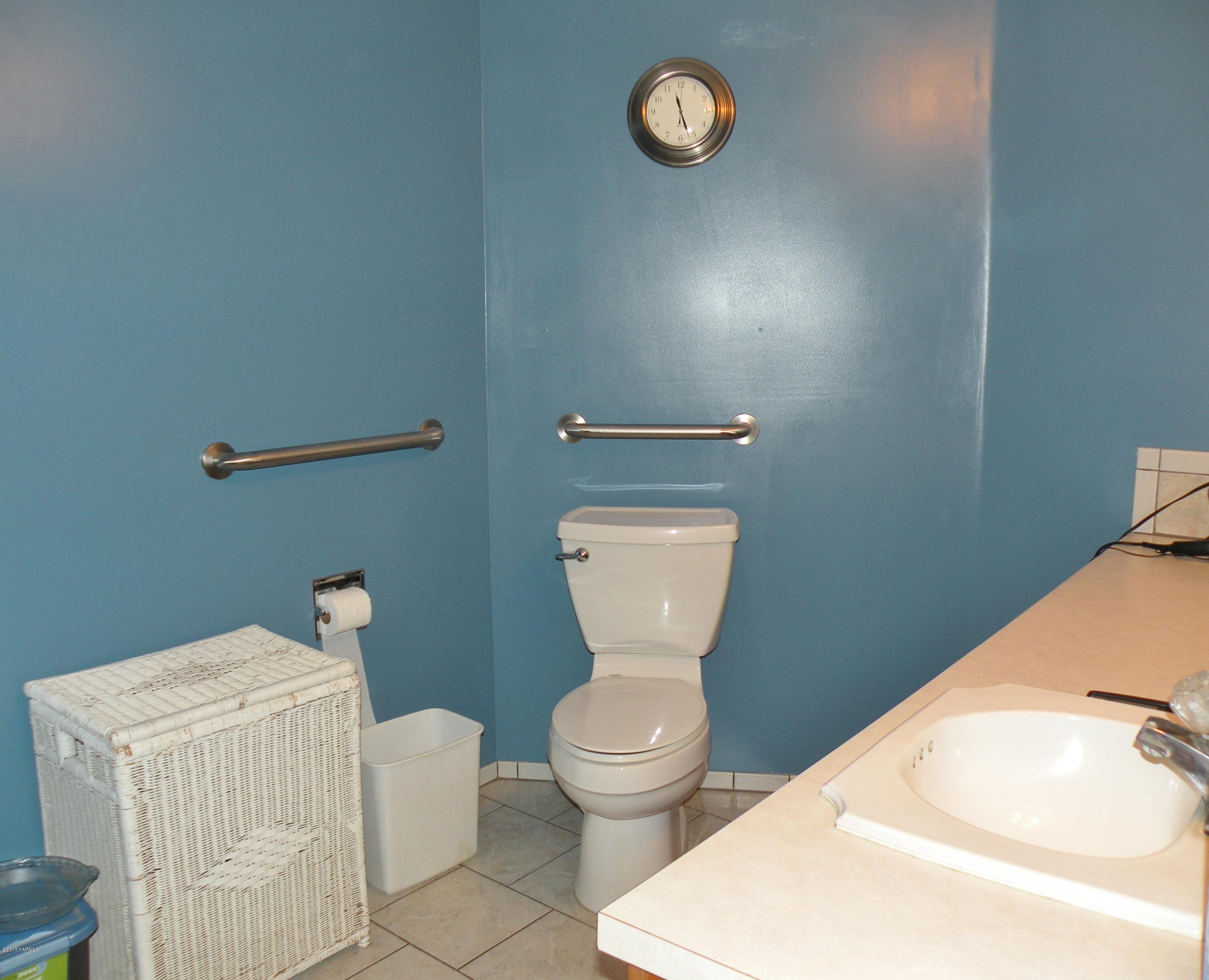 711 Meadowbrook Road Yakima, WA 98903 - Photo 13 of 22 a bathroom with a toilet and a sink