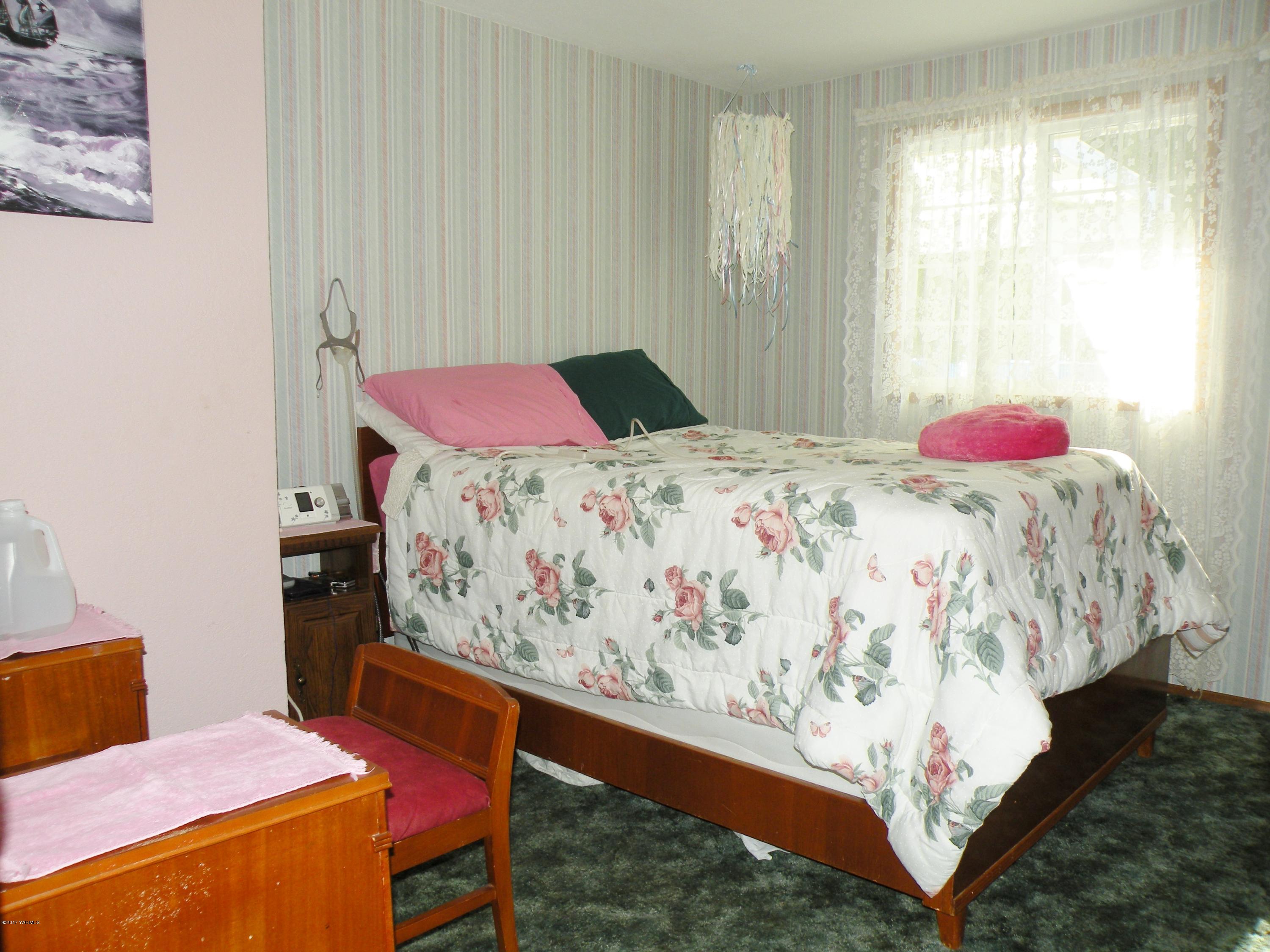 711 Meadowbrook Road Yakima, WA 98903 - Photo 15 of 22 a bedroom with a bed and a table