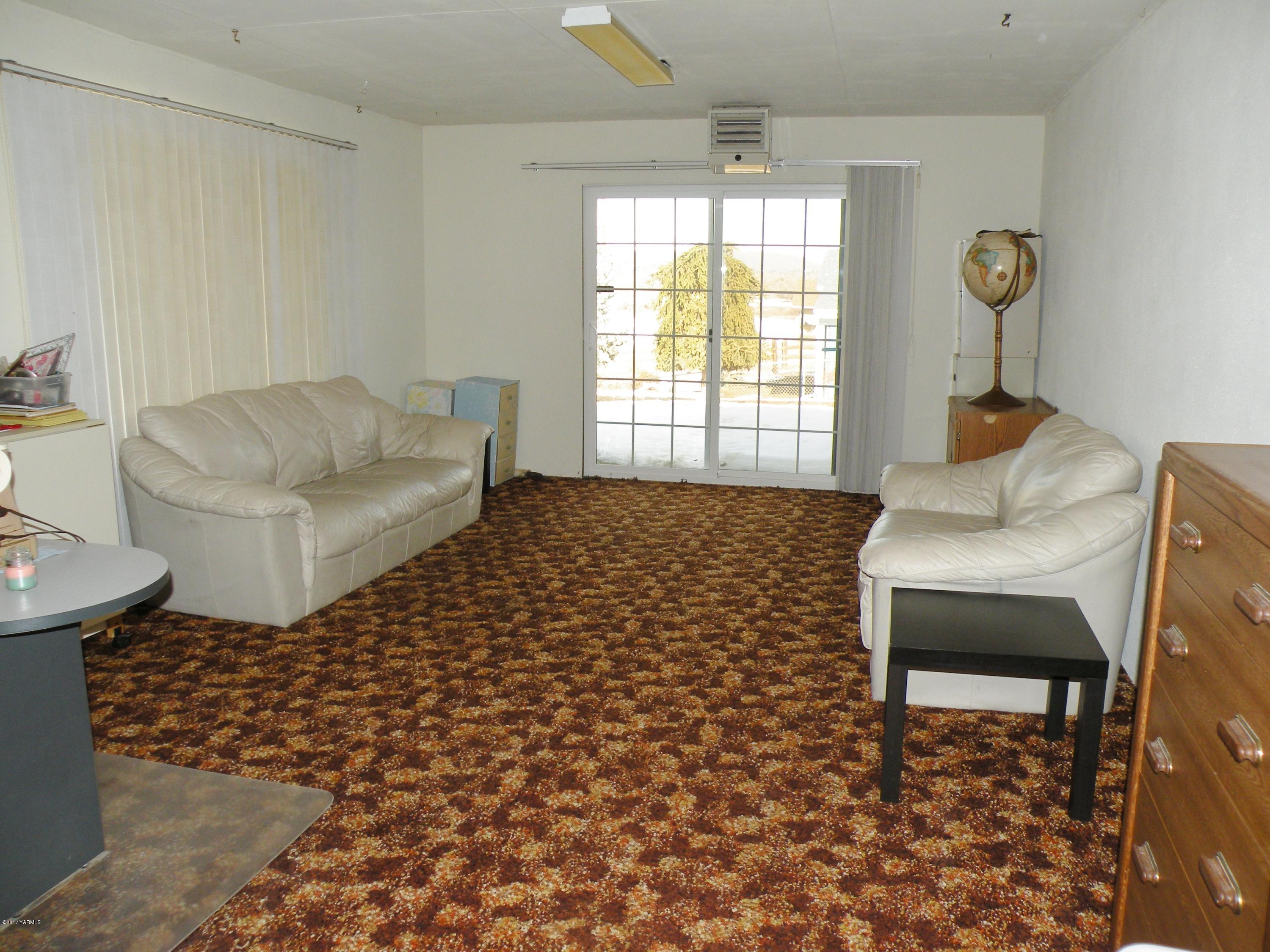 711 Meadowbrook Road Yakima, WA 98903 - Photo 16 of 22 a living room with a couch and a table