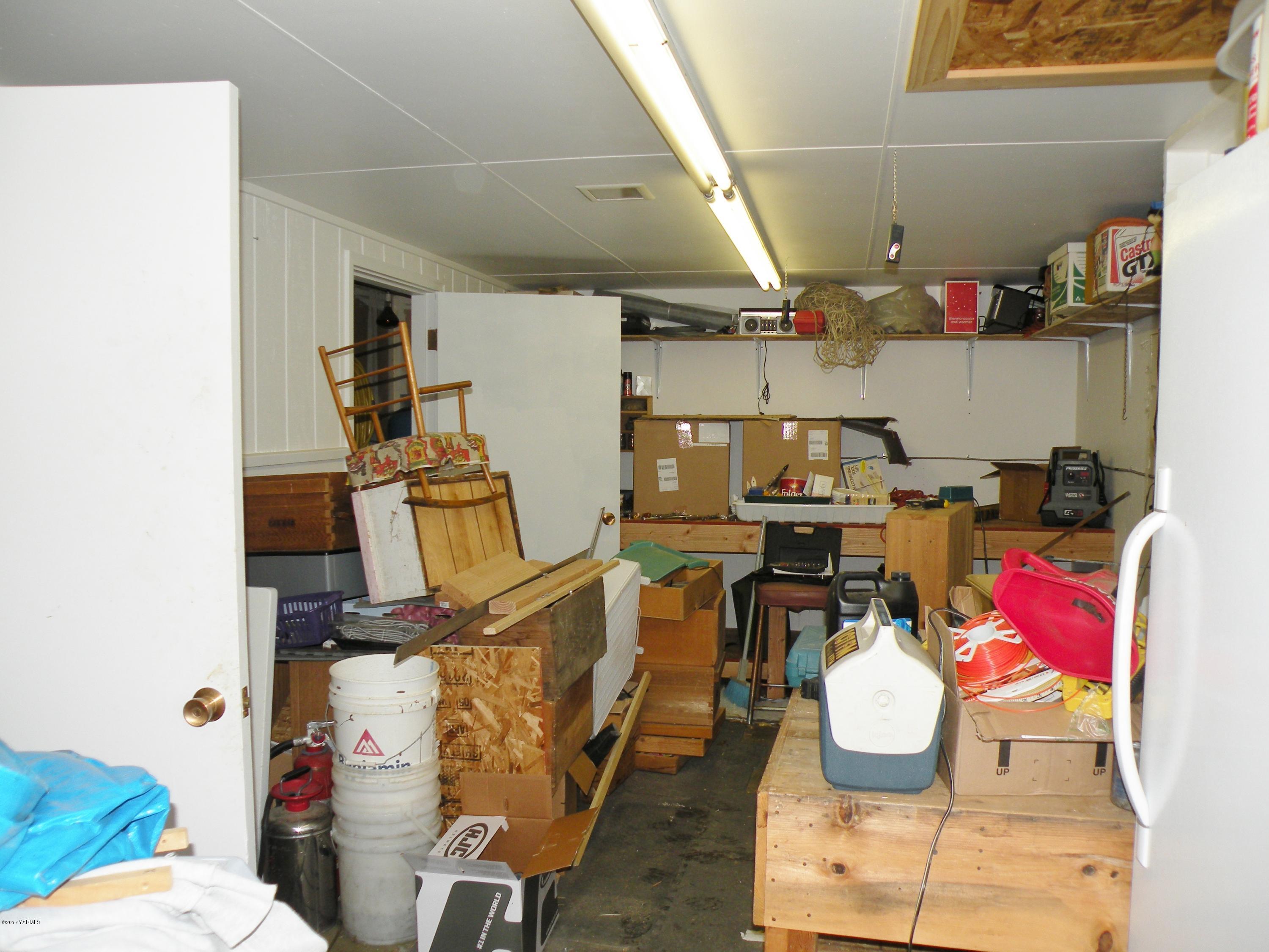 711 Meadowbrook Road Yakima, WA 98903 - Photo 19 of 22 a gym room with lots of furniture and clutter