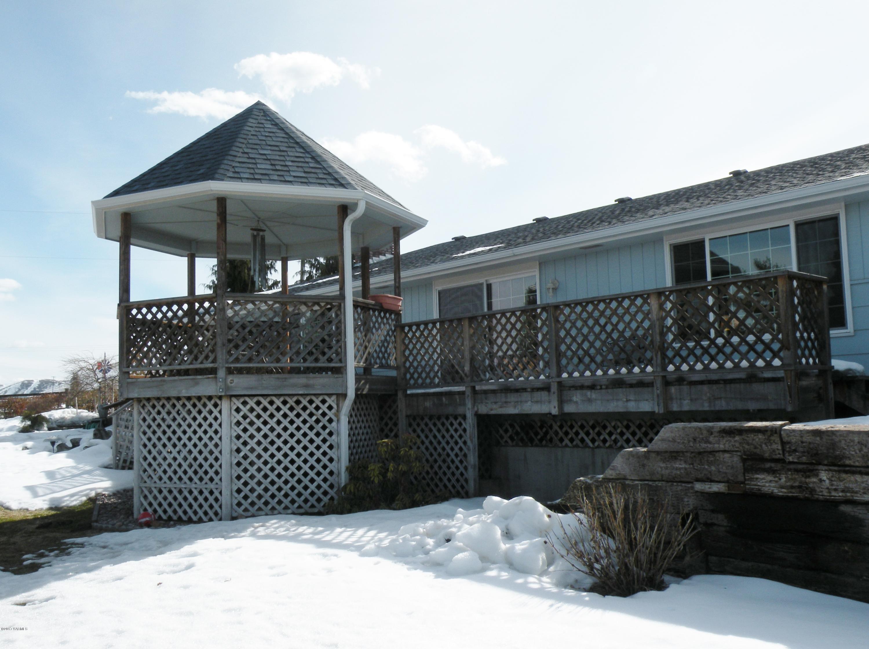 711 Meadowbrook Road Yakima, WA 98903 - Photo 20 of 22 a side view of a house with a balcony