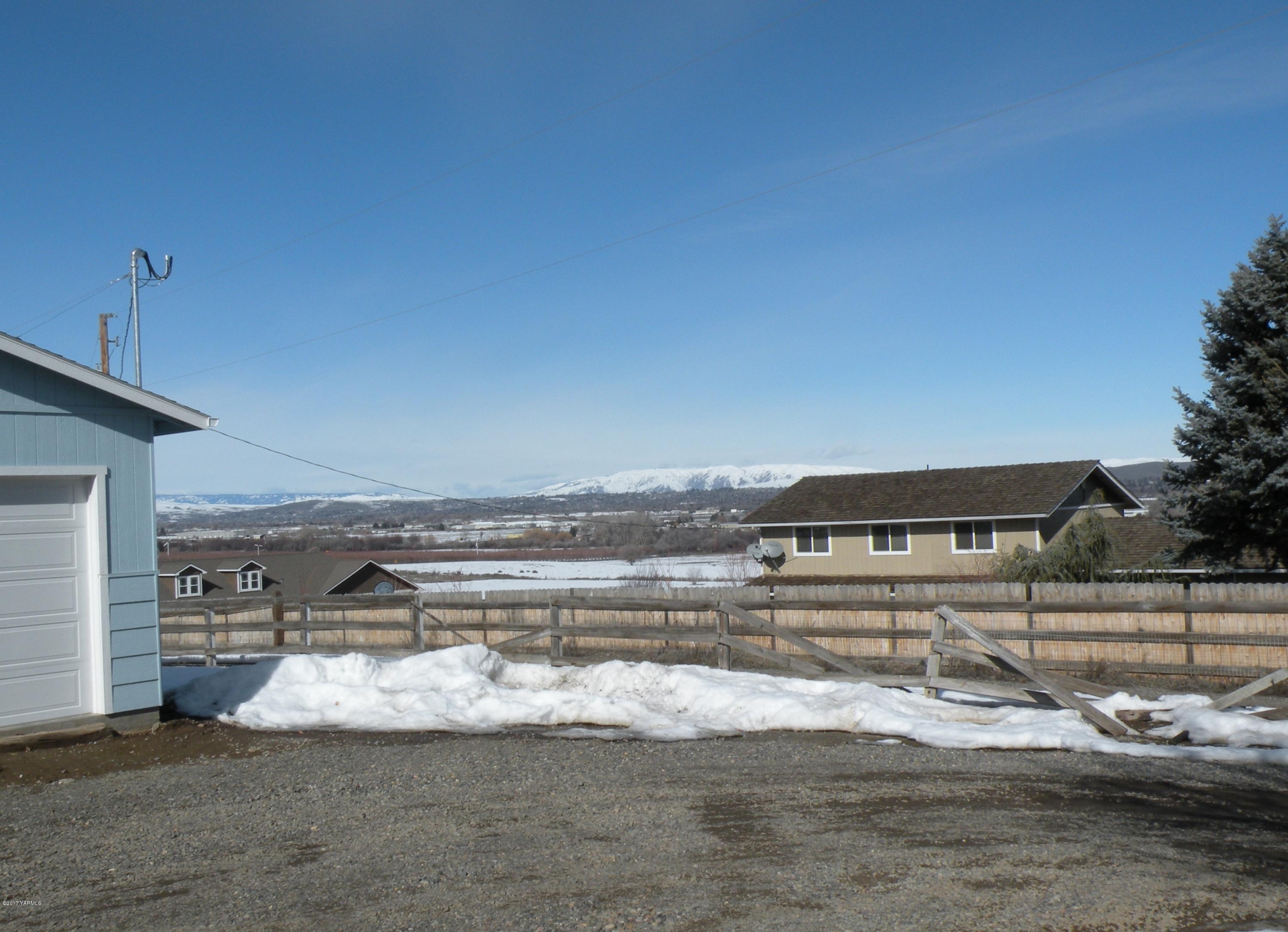 711 Meadowbrook Road Yakima, WA 98903 - Photo 21 of 22 a view of a swimming pool with an ocean view