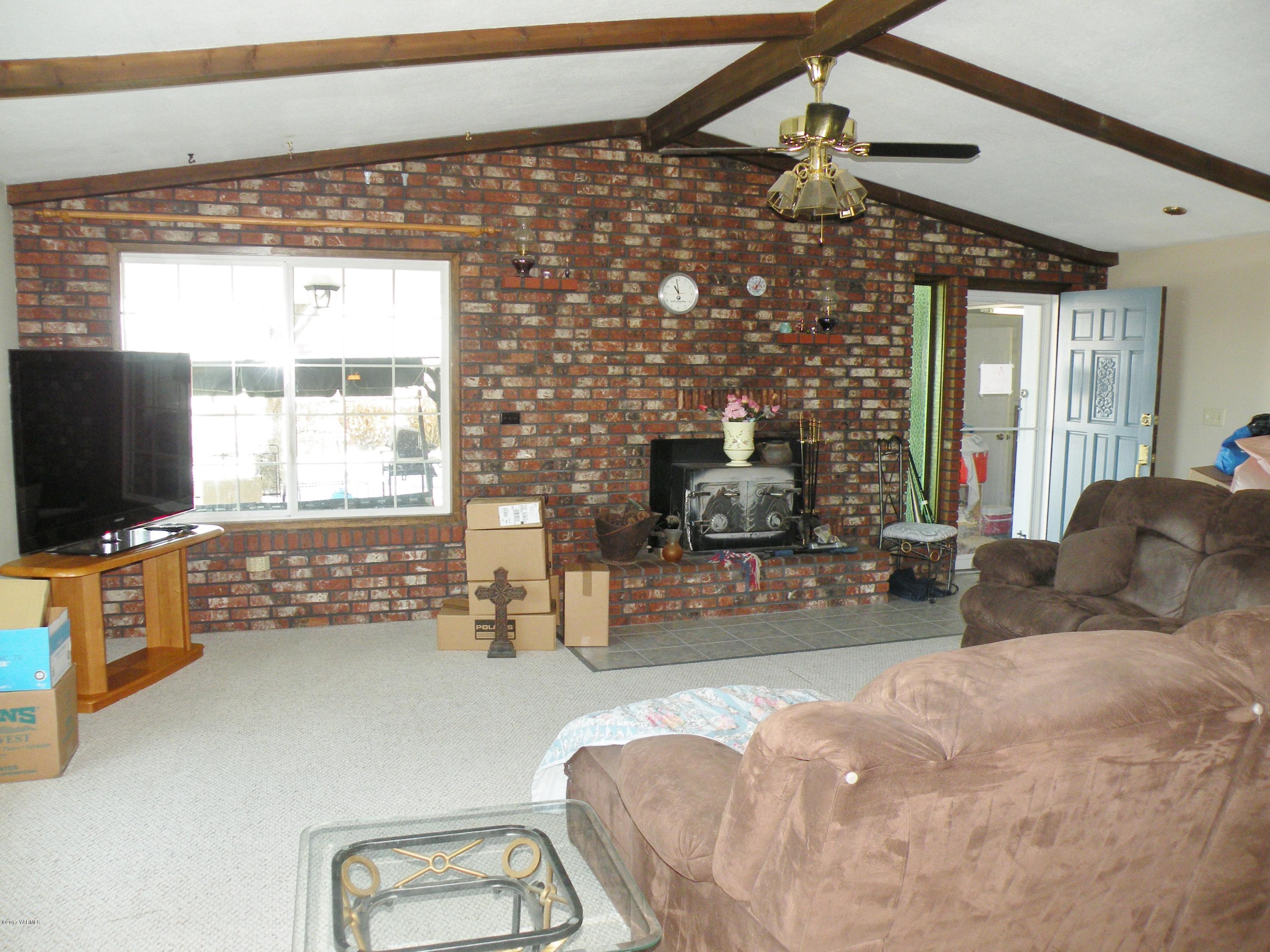 711 Meadowbrook Road Yakima, WA 98903 - Photo 5 of 22 a living room with furniture and a flat screen tv