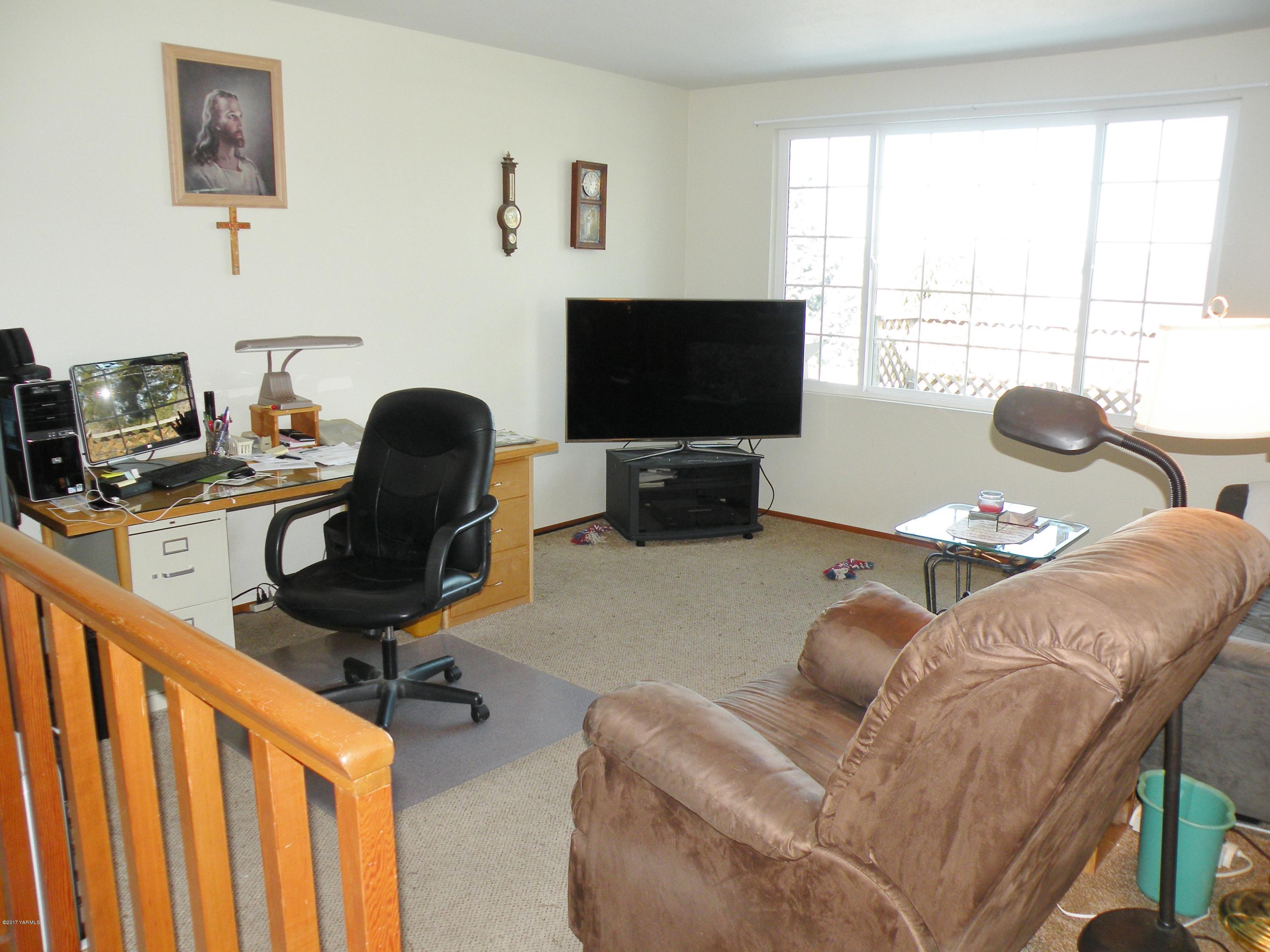 711 Meadowbrook Road Yakima, WA 98903 - Photo 6 of 22 a livingroom with workspace and a window