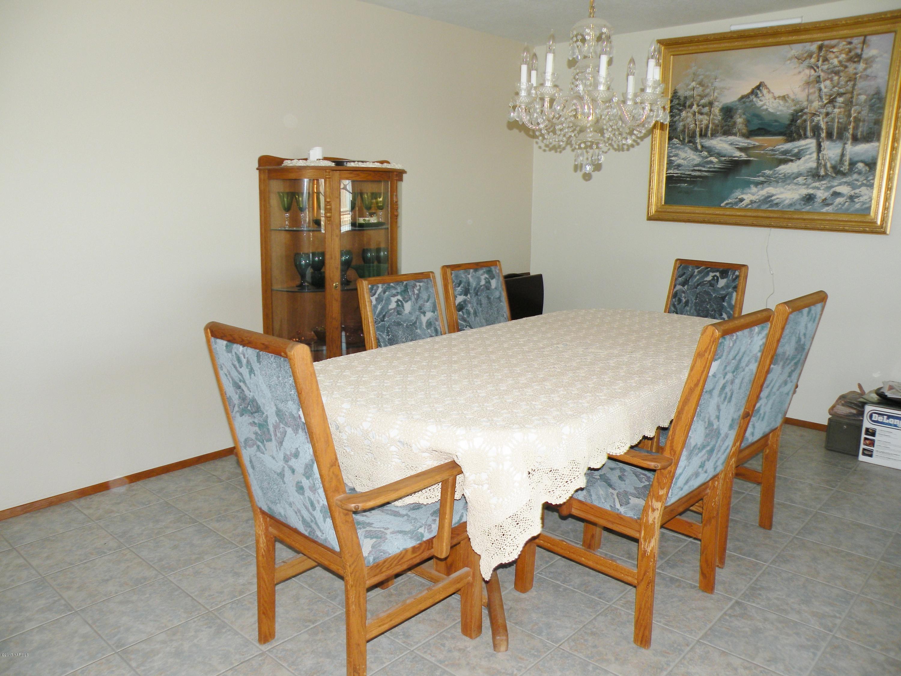 711 Meadowbrook Road Yakima, WA 98903 - Photo 9 of 22 a dining room with furniture and chandelier