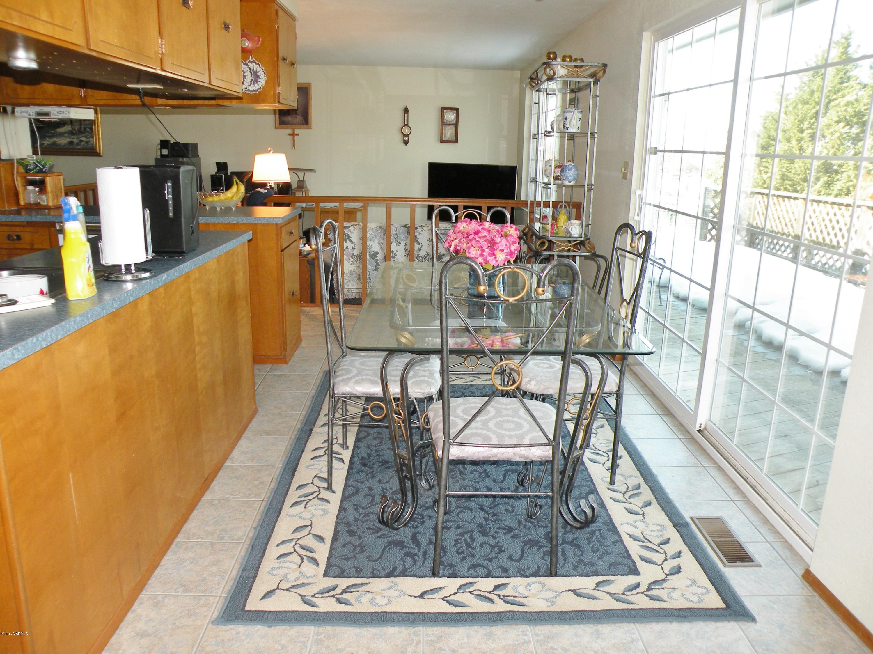 711 Meadowbrook Road Yakima, WA 98903 - Photo 10 of 22 a view of a dining room with furniture window and outside view