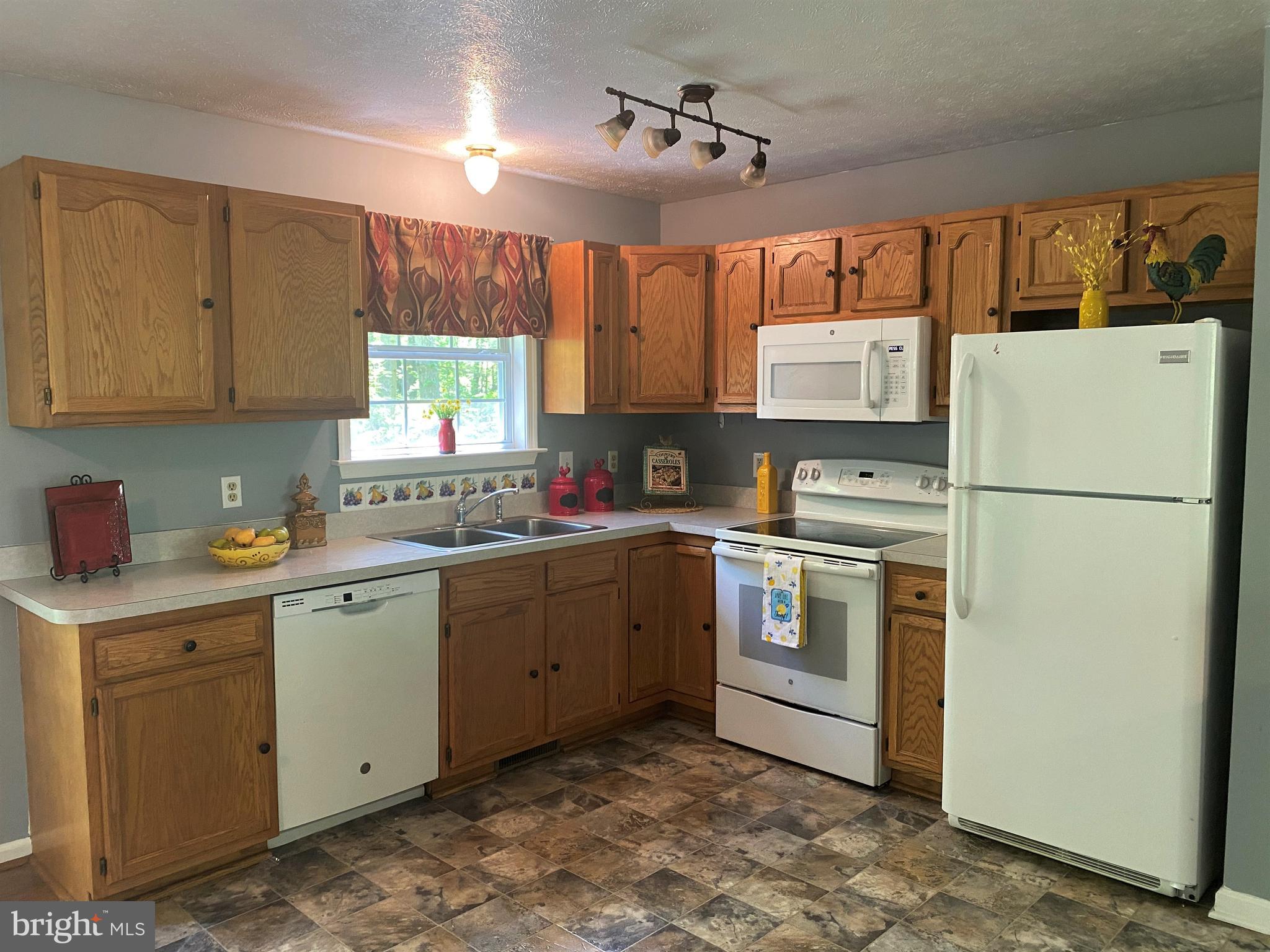 271 Cliff Road Linden, VA 22642 - Photo 11 of 26 Kitchen