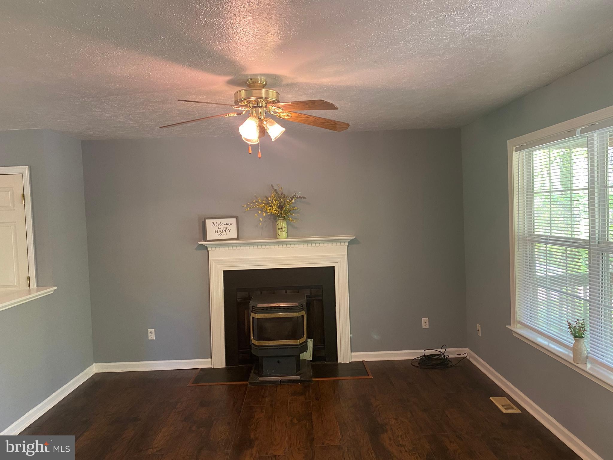 271 Cliff Road Linden, VA 22642 - Photo 17 of 26 Living room with new flooring/paint