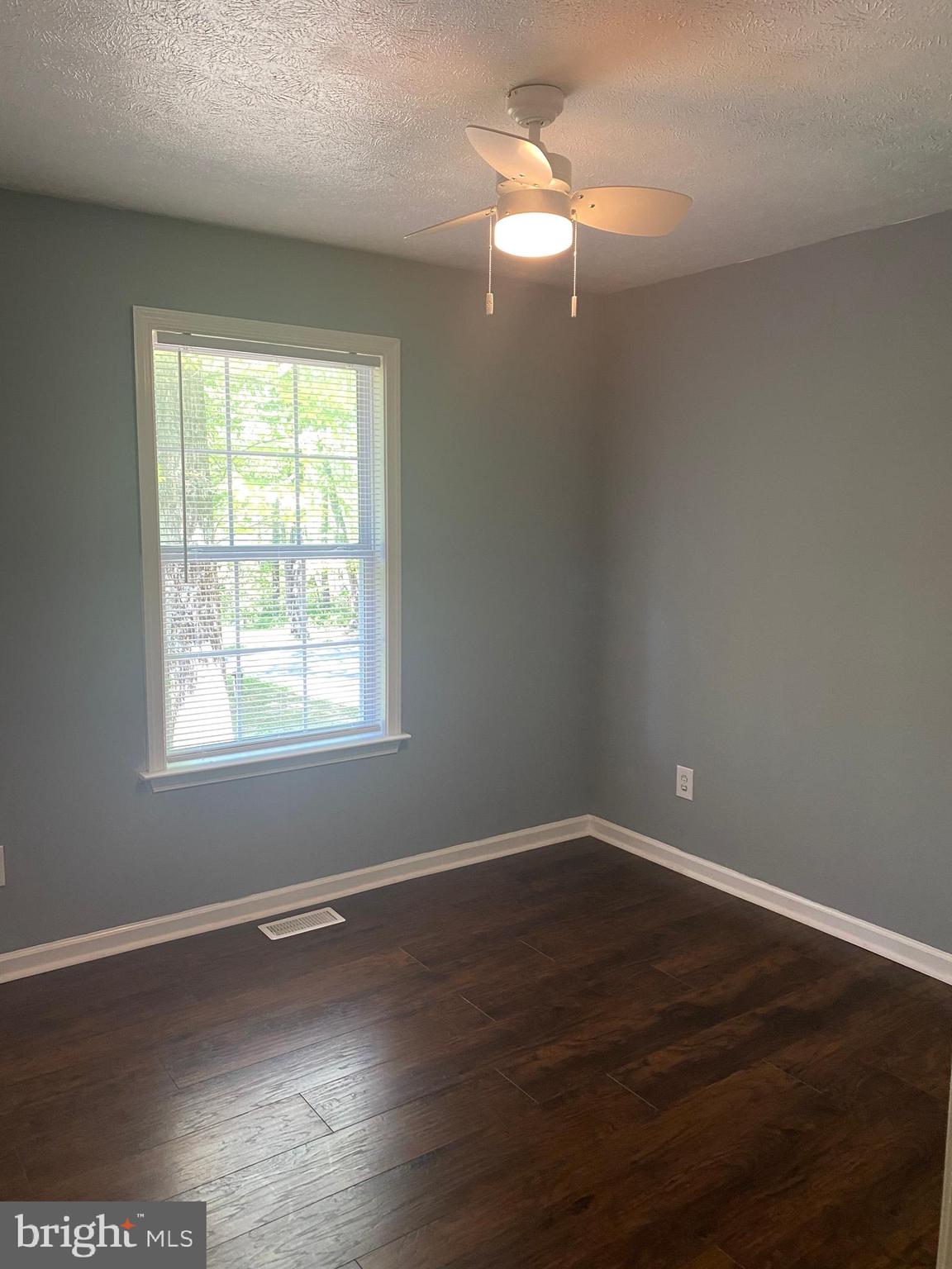 271 Cliff Road Linden, VA 22642 - Photo 23 of 26 Bedroom 3