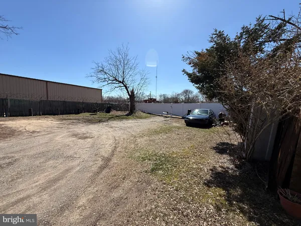 a view of a yard with a tree