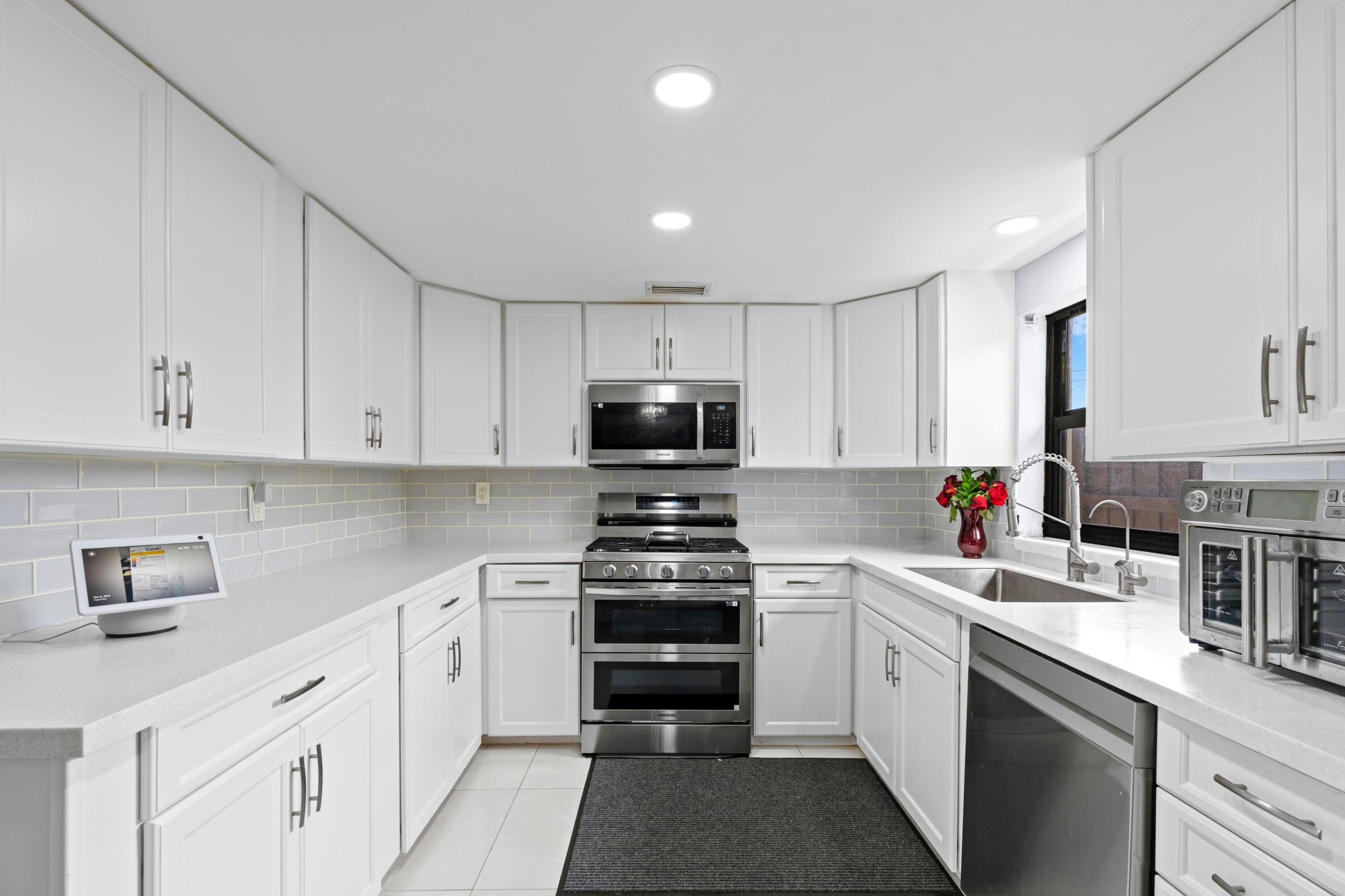 328 Hastings Street Boca Raton, FL 33487 - Photo 9 of 38 Kitchen
