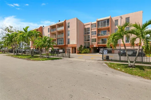 $2,225 | 6130 West 19th Avenue, Unit 305, Hialeah, FL 33012
