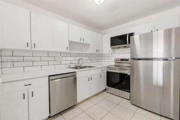 $2,225 | 6130 West 19th Avenue, Unit 305, Hialeah, FL 33012