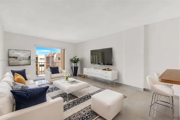 $2,225 | 6130 West 19th Avenue, Unit 305, Hialeah, FL 33012