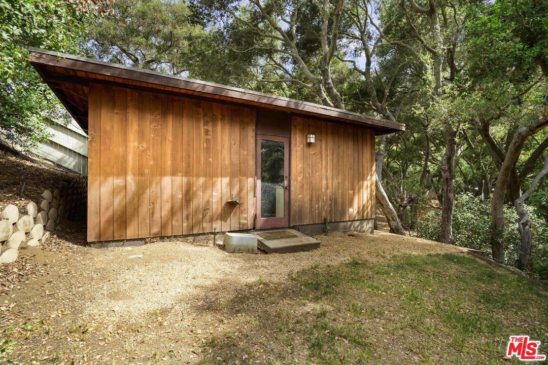 481 Cold Canyon Road Calabasas, CA 91302 - Photo 44 of 44 a backyard of a house