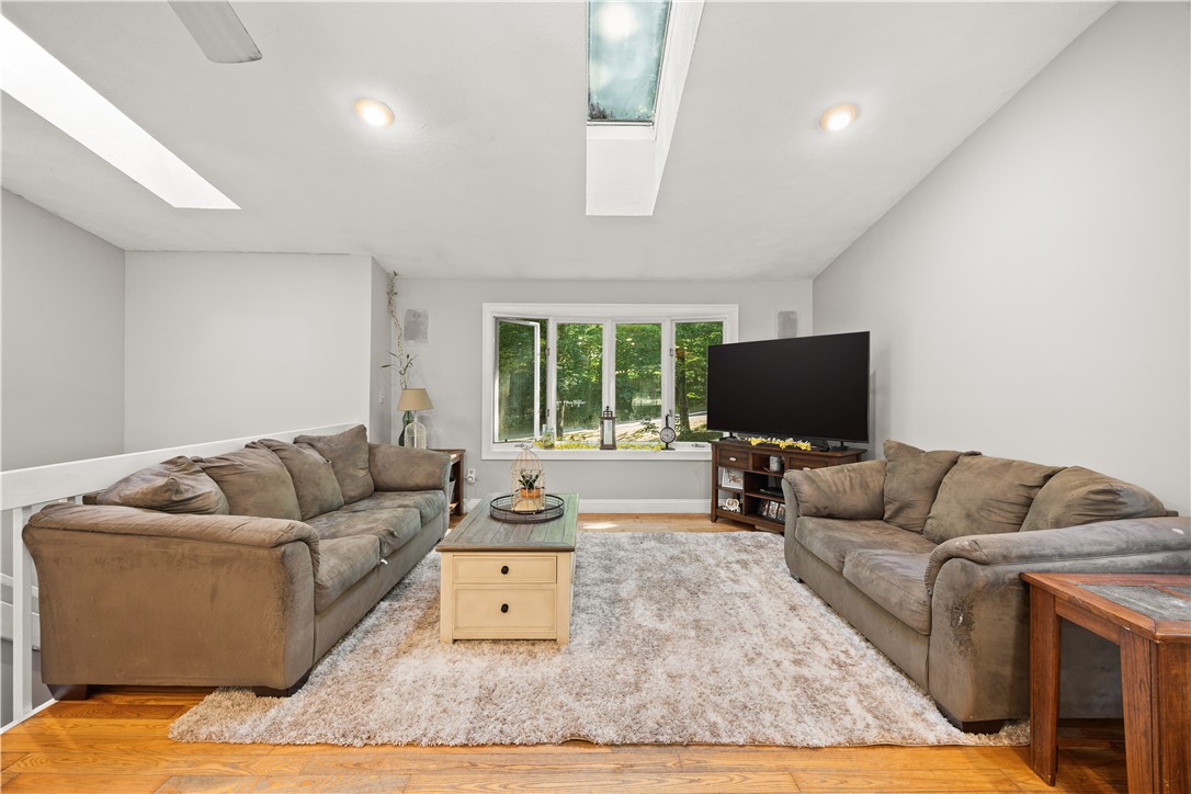 233 Old Oxford Road North Smithfield, RI 02896 - Photo 16 of 34