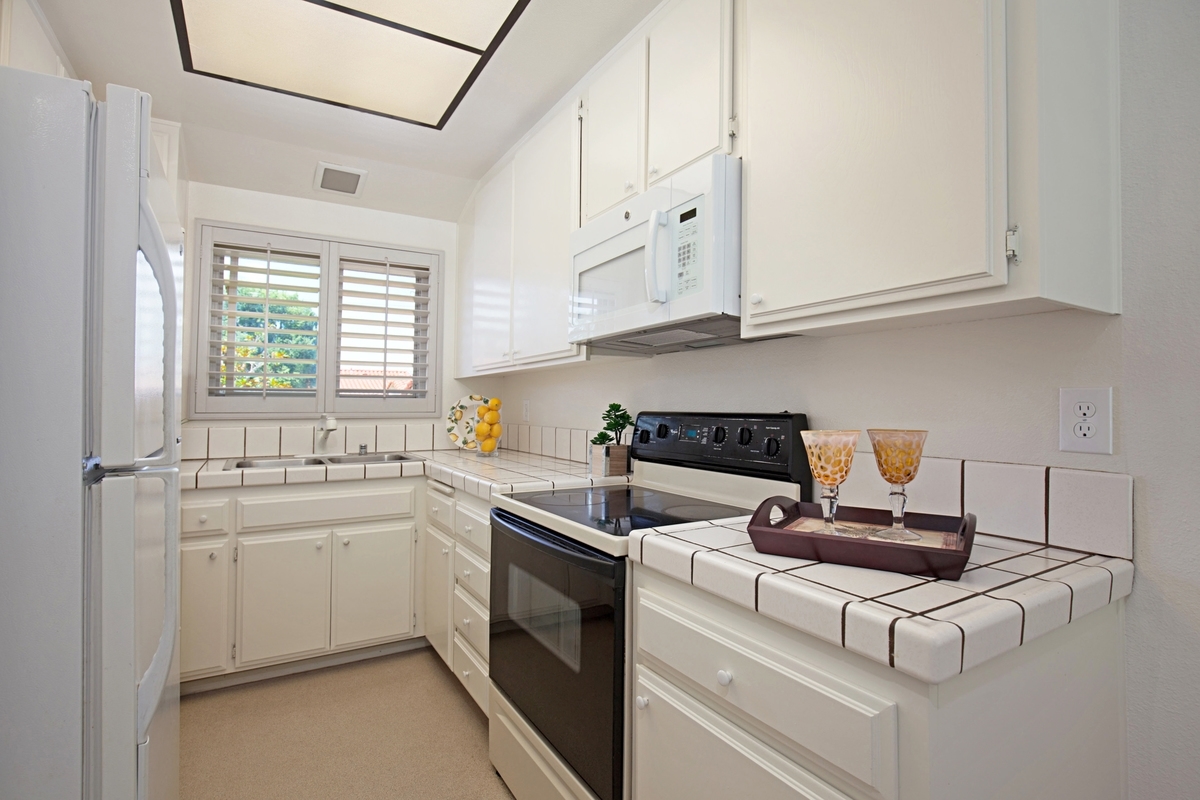 1982 Fairlee Drive Encinitas, CA 92024 - Photo 8 of 25 West view and coastal breezes keep your kitchen comfortable.