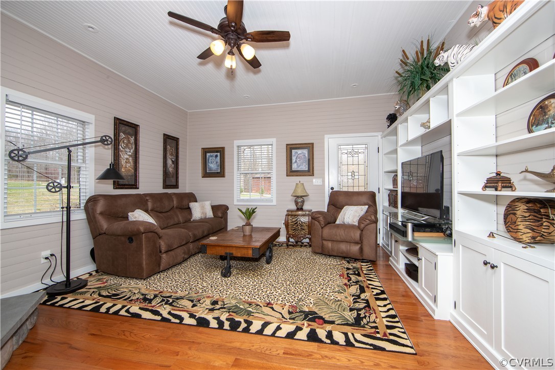 11772 Colemans Lake Road Ford, VA 23850 - Photo 13 of 46 Family Room w/Built-Ins