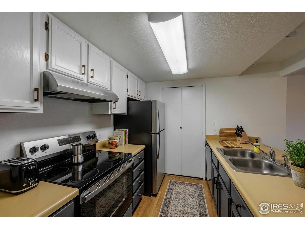 3295 34th Street, Unit 68 Boulder, CO 80301 - Photo 9 of 27 a kitchen with a stove a refrigerator and a sink