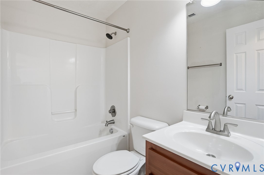 10326 Gould Hill Road Hanover, VA 23069 - Photo 26 of 43 a bathroom with a sink toilet and bathtub