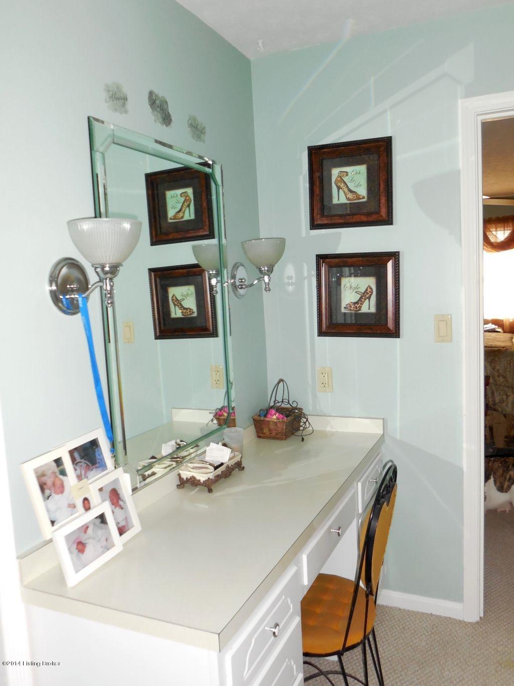 4603 Hedges Road Louisville, KY 40216 - Photo 15 of 22 dressing room