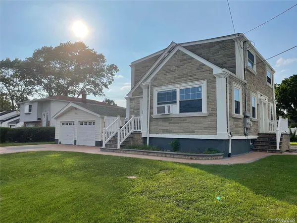 $849,990 | 918 10th Street, West Babylon, NY 11704