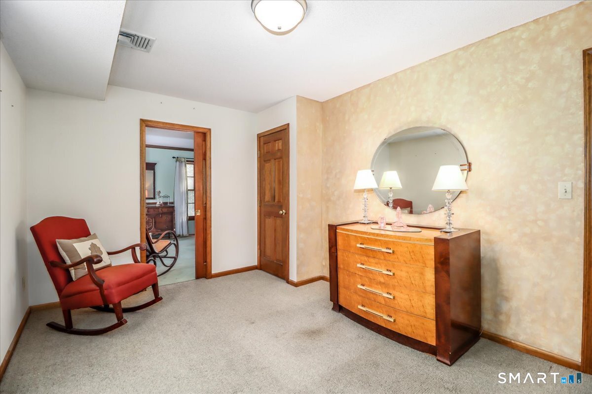 185 Quaker Farms Road Oxford, CT 06478 - Photo 23 of 40 a room with a mirror and furniture