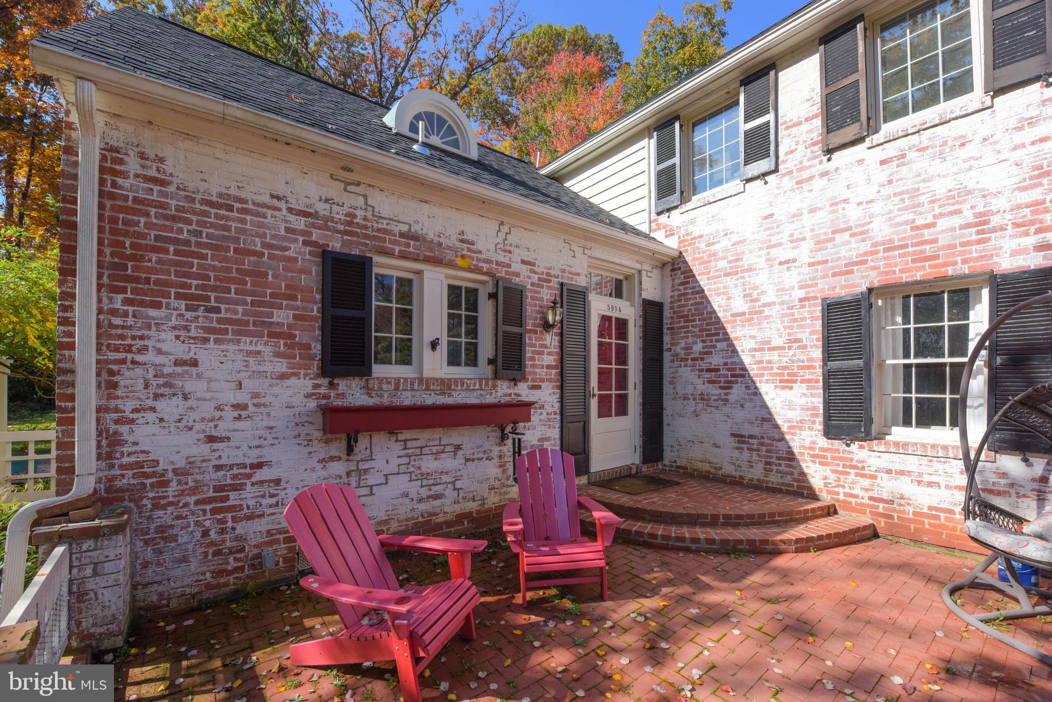 5954 Wilton Road Alexandria, VA 22310 - Photo 3 of 49 Lovely sitting area in the front of the home.
