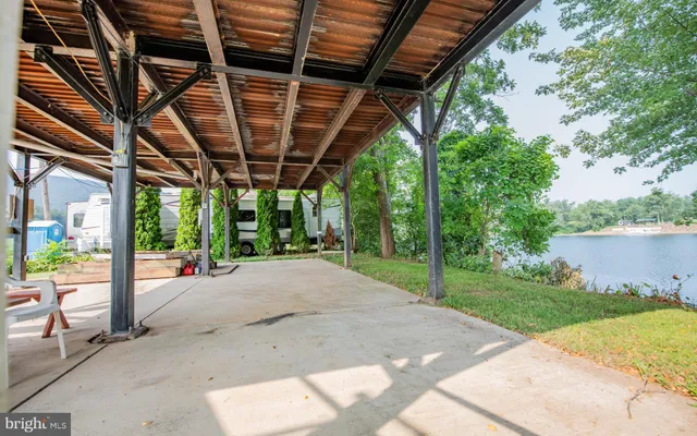 a view of street with a small yard