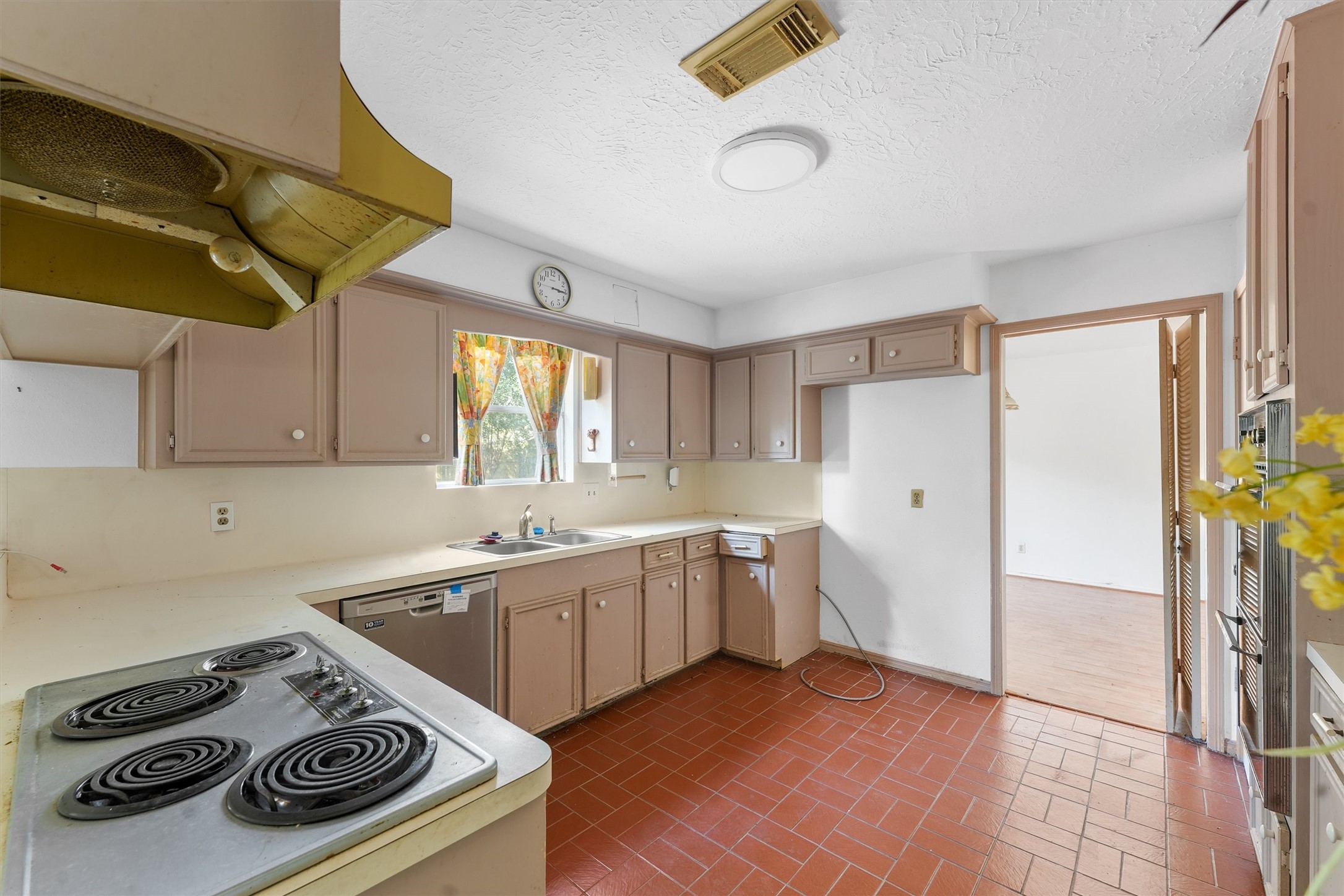 3930 Cypress Hill Drive Spring, TX 77388 - Photo 10 of 29 a kitchen with a stove a refrigerator and a sink