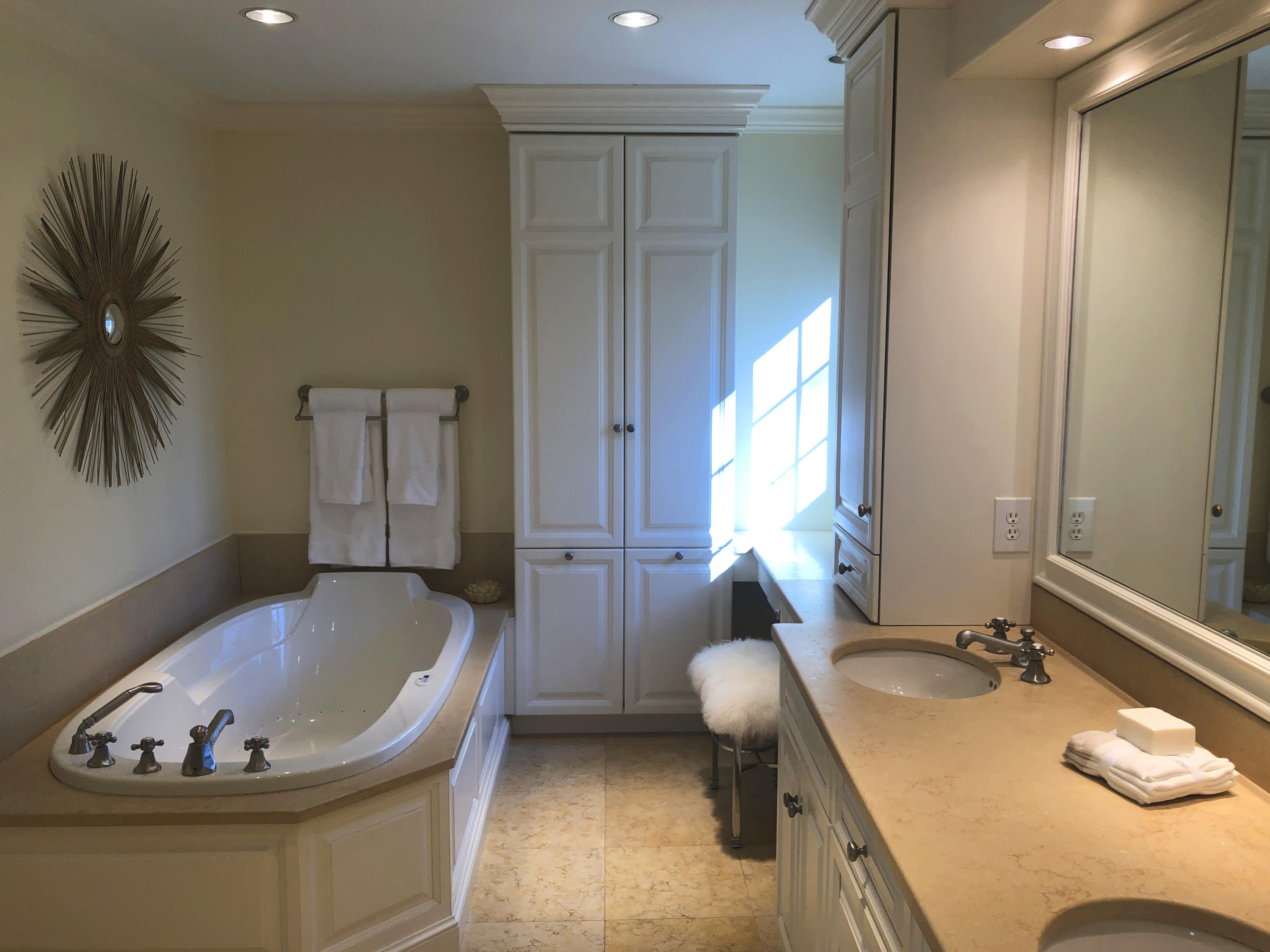 152 Marshall Ridge Road New Canaan, CT 06840 - Photo 21 of 34 a bathroom with a tub sink and mirror
