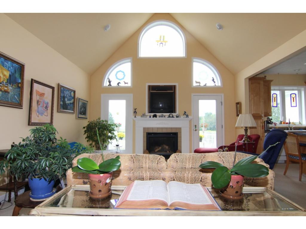 1321 Reece Hill Road Mountain City, TN 37683 - Photo 4 of 31 VAULTED CEILINGSLIVING ROOM