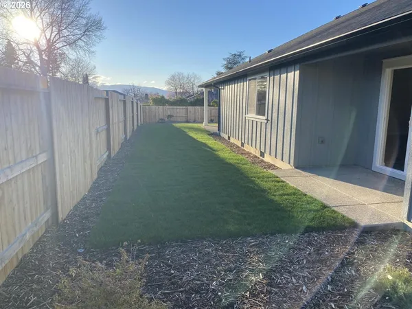 a view of a backyard with pathway