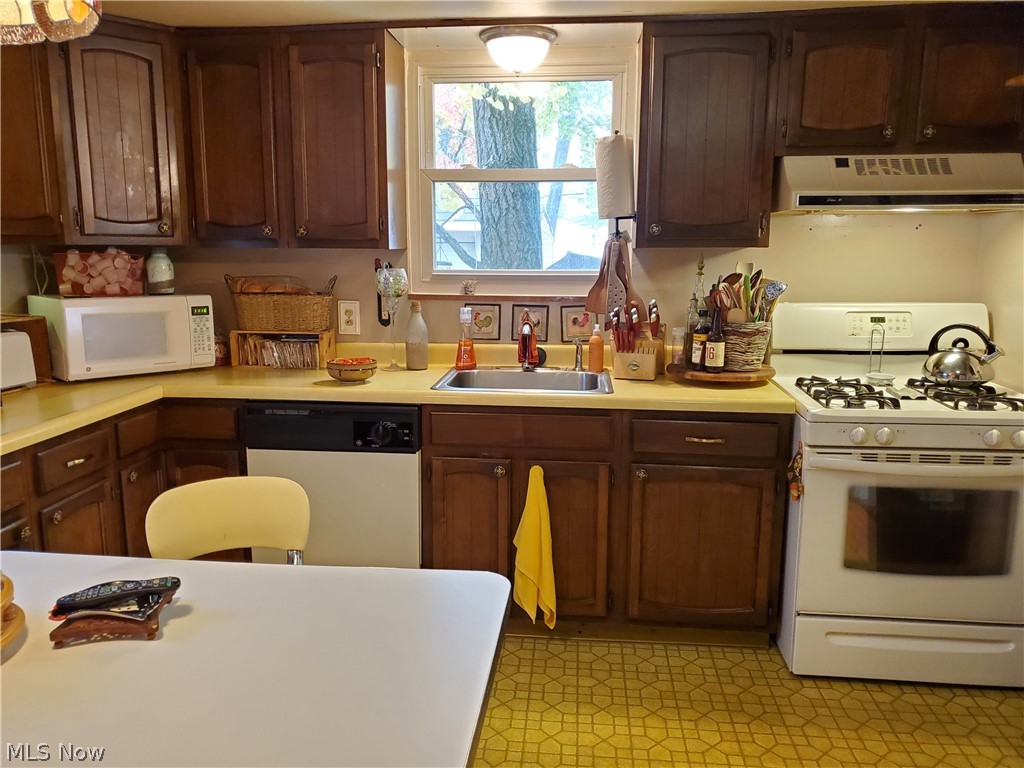 1326 Winston Road Cleveland, OH 44121 - Photo 7 of 35