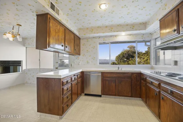 $1,989,000 | 19715 Komar Drive, Tarzana, CA 91356