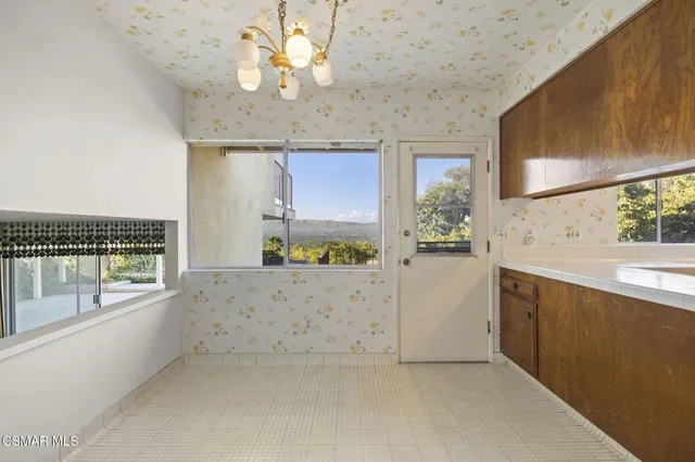 $1,989,000 | 19715 Komar Drive, Tarzana, CA 91356