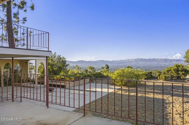$1,989,000 | 19715 Komar Drive, Tarzana, CA 91356