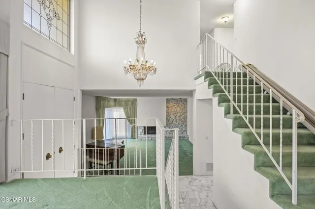 $1,989,000 | 19715 Komar Drive, Tarzana, CA 91356