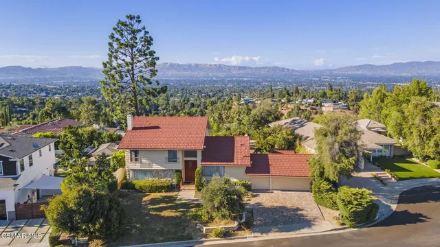 $1,989,000 | 19715 Komar Drive, Tarzana, CA 91356