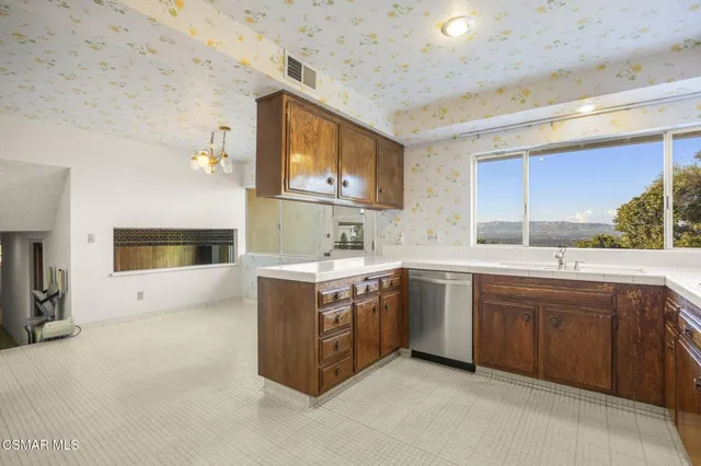 $1,989,000 | 19715 Komar Drive, Tarzana, CA 91356