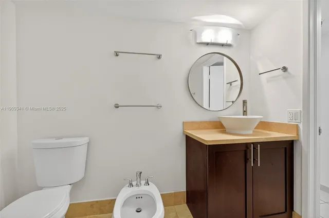 $2,000 | 6061 Collins Avenue, Unit 7B, Miami Beach, FL 33140