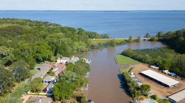 $395,000 | 243 Bayview Drive, Madison, MS 39110