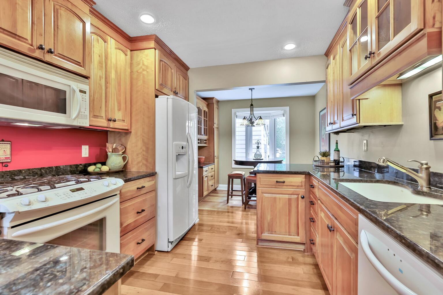 8264 Kingslee Road Bloomington, MN 55438 - Photo 10 of 38 Gallery Image 10