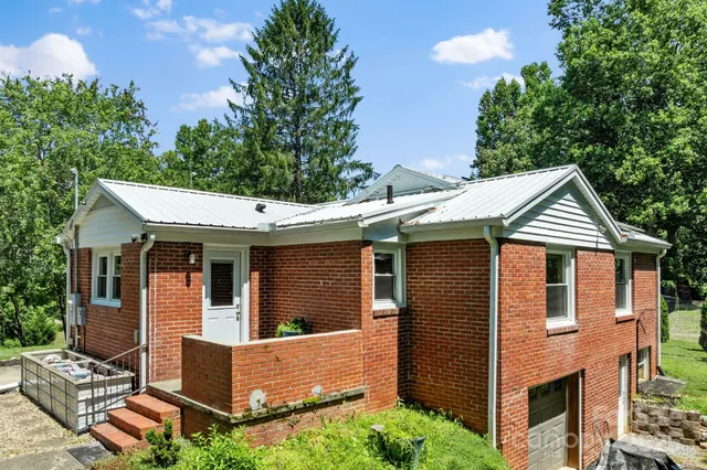 a view of a house with backyard and sitting area