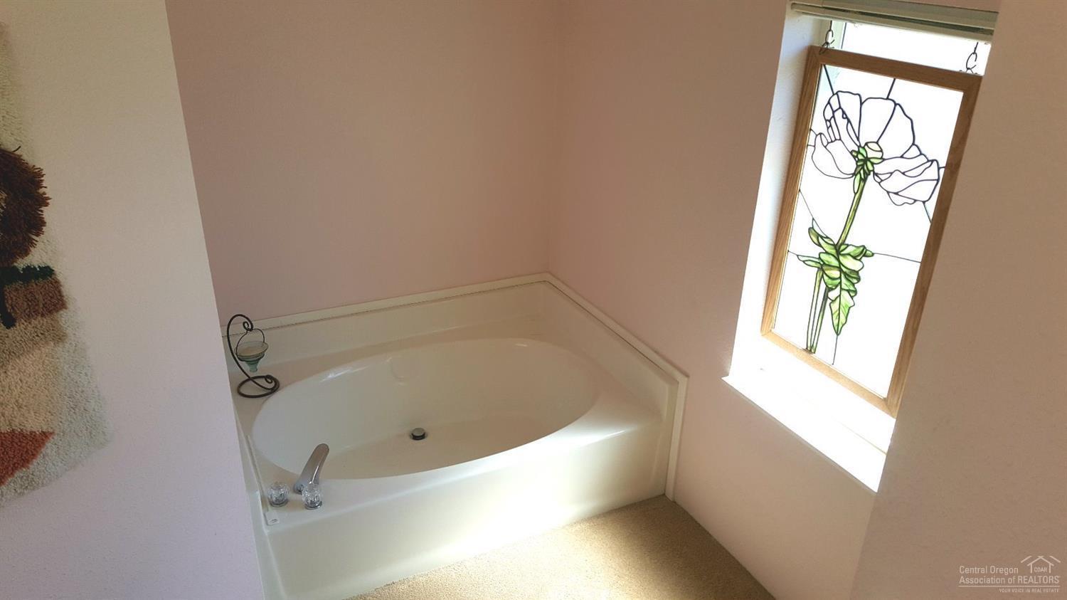 6208 Southwest Rim Road Terrebonne, OR 97760 - Photo 15 of 20 master bath garden tub