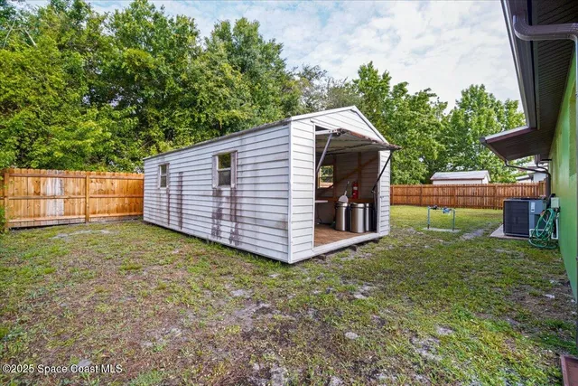 outdoor view with house and outdoor space